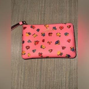 Coach waistlet cute for going to brunch on a Sunday !